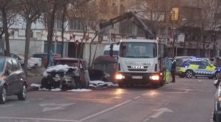Un incendi crema totalment un cotxe i dos contenidors a Girona