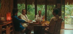 El film d'Albert Serra 'Pacifiction' aconsegueix tres premis de la crítica parisina