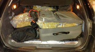 Detingut a la Jonquera per transportar 31,2 quilos de marihuana al maleter del cotxe