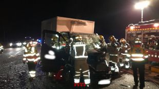 Un accident entre un camió, una furgoneta i un turisme talla l'N-260 a Navata