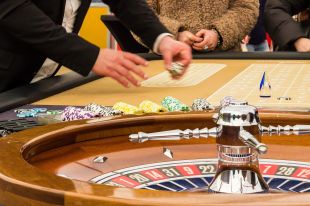 Augmenten els menors de 25 anys addictes al joc, sobretot a casinos i apostes online