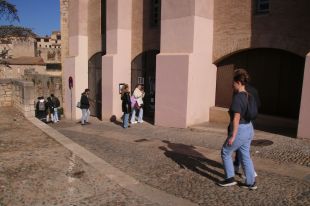 Estudiants de la UdG denuncien que unes reixes a la facultat de Lletres priven als sensesostre dormir-hi