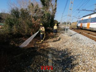 Provoquen tres incendis a tocar la via del tren entre Figueres i Sant Jordi Desvalls