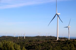 Un estudi d'Esade critica la manca d'integració de les energies renovables al territori