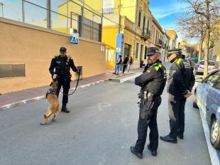 Control de la unitat canina a la sortida dels centres escolars de Cassà de la Selva