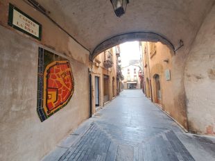 Commemoren 700 anys del mercat de la Bisbal amb un mural de ceràmica
