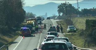 Quatre ferits, un crític, en sortir de la carretera i topar contra un arbre a Cassà de la Selva