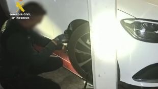 Detingut a la Jonquera per dur amagats al cotxe 7,7 quilos de cocaïna