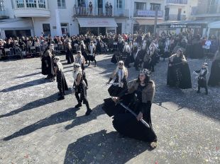 Unes 900 persones i catorze comparses participen del Carnaval de l'Escala