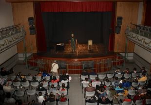Vidreres dona la benvinguda al servei porta a porta amb una festa al teatre municipal
