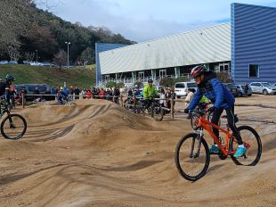 Arbúcies inaugura un circuit de pump track a la zona esportiva de Can Pons