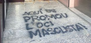 Pintades contra l'oci nocturn ''masclista'' a la seu de la Fecasarm a Girona