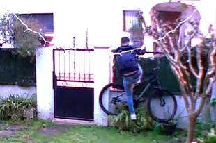 Roba dues bicis d'una casa a Platja d'Aro, l'enregistren i és detingut minuts més tard