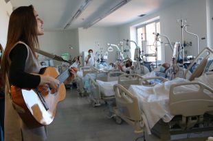 Música ''terapèutica'' per a pacients de diàlisi i oncològics del Trueta de Girona