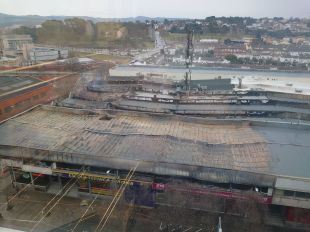 Madrenas adverteix que el foc al concessionari Basolí segueix actiu malgrat ''no hi ha flama''