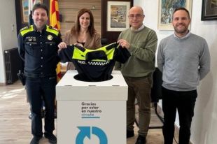 L'Ajuntament i la Policia Local de Llançà signen un acord per reciclar antics uniformes