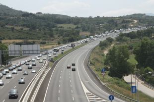 Trànsit diu que l'AP-7 ''ha tocat sostre'' i ja registra 126 quilòmetre de retencions cada dia