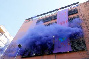 La UGT tenyeix de lila l'edifici dels sindicats per reivindicar el 8-M i la lluita contra la bretxa salarial