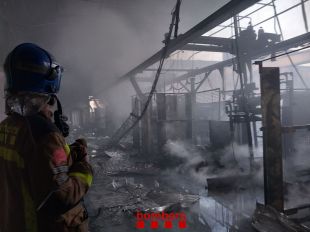Un gran incendi crema una empresa de filatures a Sant Jaume de Llierca