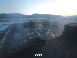 Balanç de l'incendi industrial a Sant Jaume de Llierca: 13 ferits i 2.500 m2 calcinats
