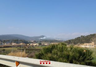 Set dotacions terrestres i una aèria treballen en un incendi forestal a Palamós