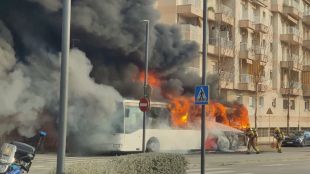 Dinou evacuats d'un edifici per l'incendi d'un autobús a Blanes