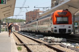Troben una dona caminant per la via del tren a Girona perquè el revisor la va fer fora del comboi