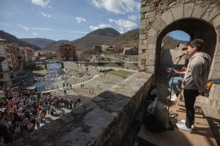 Miki Núñez i Àlex Pérez actuen per sorpresa al pont de Camprodon en la presentació del Macroclima
