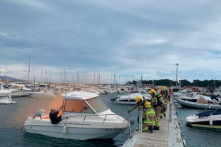 El Club Nàutic de l'Escala fa un simulacre d'incendi d'un vaixell esportiu