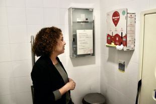 La seu de la Generalitat a Girona posa dispensadors de compreses i tampons als lavabos públics