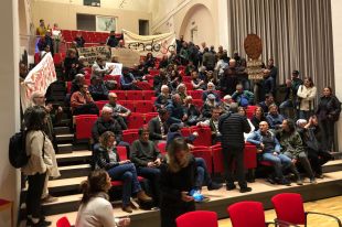 Un centenar d'ecologistes rebenten un acte informatiu sobre el parc eòlic de la Jonquera