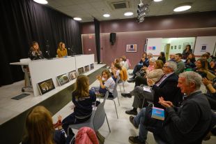Anna Codina centra el seu primer llibre 'Algoritmes' en el debat sobre les xarxes socials