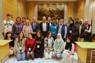 Estudiants de Salt celebren una sessió del ple a la Diputació centrada en la sostenibilitat