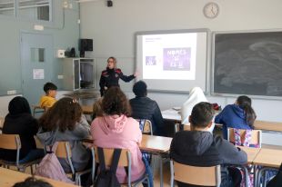 Els Mossos porten als instituts gironins un pla específic per combatre els delictes amb armes blanques