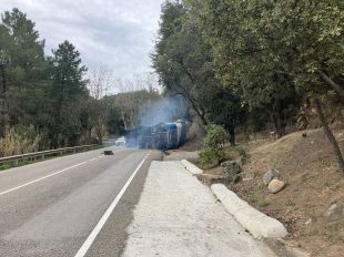 Un camioner en estat crític després de bolcar a la GI-550 a Arbúcies