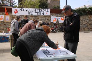 Les plataformes en defensa del transport públic reclamen preservar la línia de Portbou