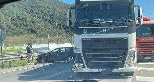 Una topada entre un cotxe i un camió genera cues a la C-66 a Celrà