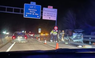 Topada entre dos vehicles, un d'ells aturat al voral, a la C-31 a Santa Cristina d'Aro