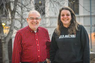 El metge Josep-Maria Sirvent i l’activista Carla Costa s’incorporen a la llista de Guanyem Girona