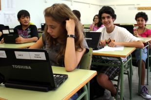 Els alumnes gironins es distreuen més amb els ordinadors que amb els llibres de text a les classes