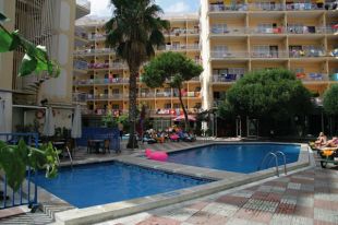 Un turista borratxo cau d'un balcó d'un hotel de Lloret de Mar i es fractura el crani