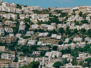 Miquel Riera explora a la Mercè de Girona l’urbanisme que inunda la Costa Brava