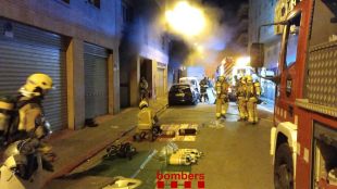 Un incendi en un pàrquing de Girona crema dos cotxes i obliga a desallotjar 60 veïns