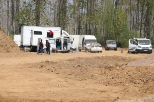 La 'rave' de Cervià de Ter segueix però ja només queden 50 persones