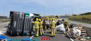 Un camió bolcat genera retencions a la C-31 a Palamós en direcció Platja d'Aro