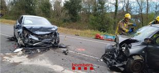 Un xoc frontal entre dos vehicles deixa tres ferits i talla la GI-533 a Brunyola