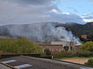 Crema una fàbrica de suro a Sant Feliu de Guíxols