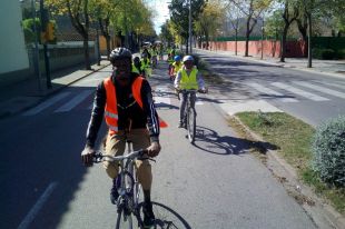 Salt participa en el pla pilot '1bici+' fent formació sobre mobilitat en bici a les escoles