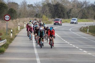 Una quarantena de ciclistes enllacen Girona amb Barcelona per fer front al feixisme