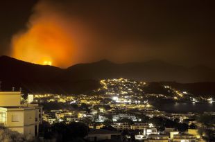 El foc del Rosselló i Portbou segueix actiu i ja ha cremat unes 1.000 hectàrees